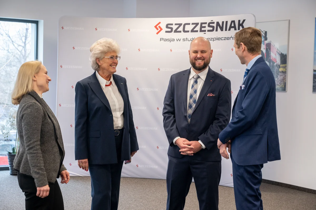 Rozmowa uczestników przed podpisaniem kontraktu ze szwedzką administracją FMV