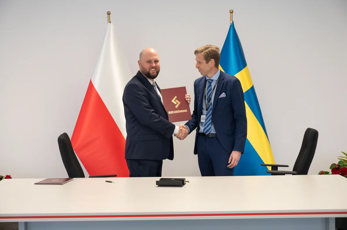 Uścisk dłoni przedstawicieli po podpisaniu kontraktu