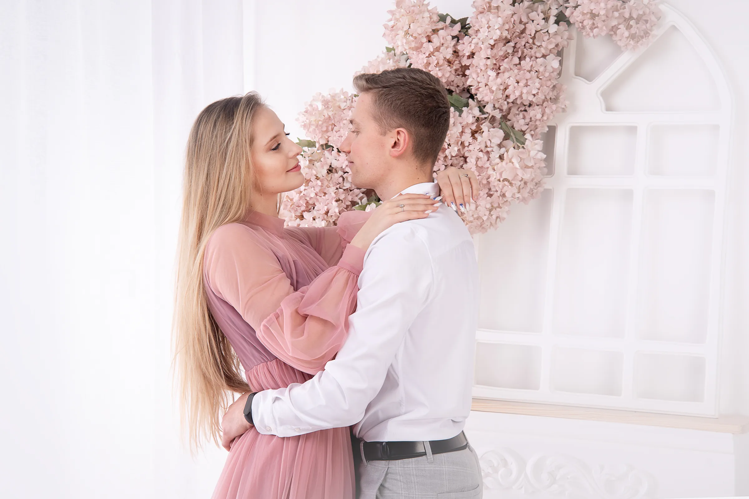 Romantyczna sesja pary w jasnym wnętrzu