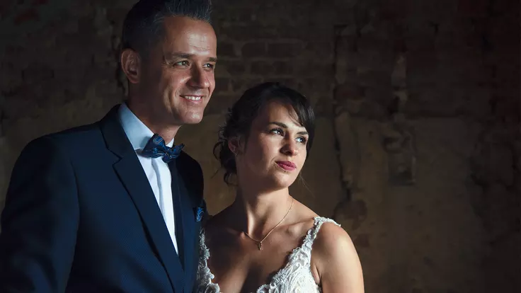 Nastrojowy portret pary młodej w zabytkowym wnętrzu