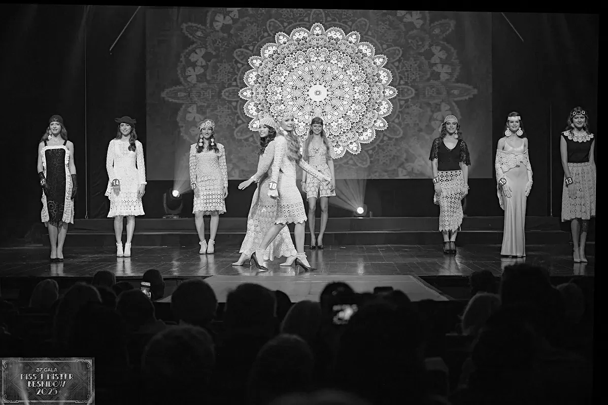 Uczestniczki Miss Beskidów 2025 w stylizacjach inspirowanych latami dwudziestymi