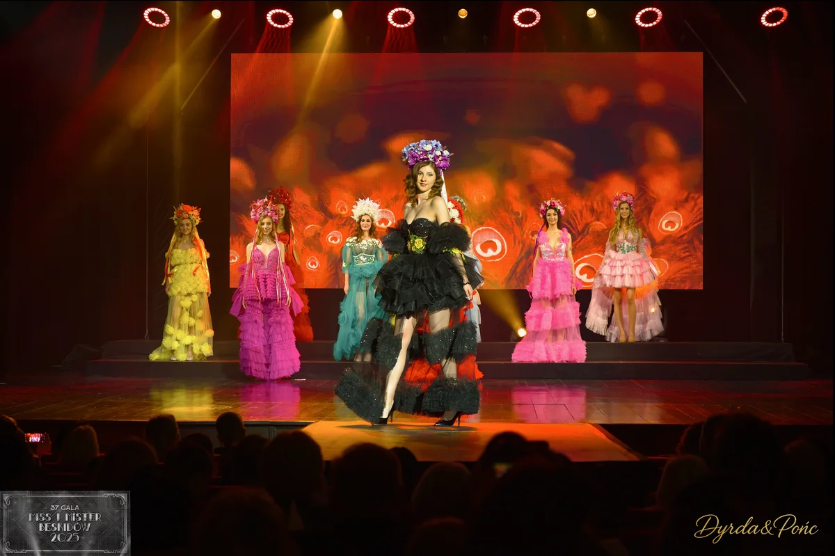 Kolorowy pokaz uczestniczek podczas gali Miss i Mister Beskidów 2025