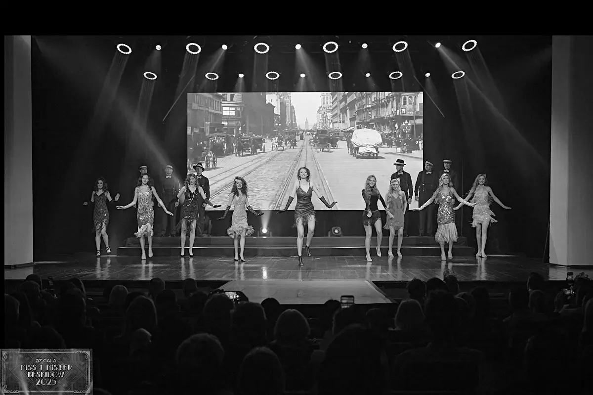 Otwarcie gali Miss i Mister Beskidów 2025 z uczestnikami na scenie