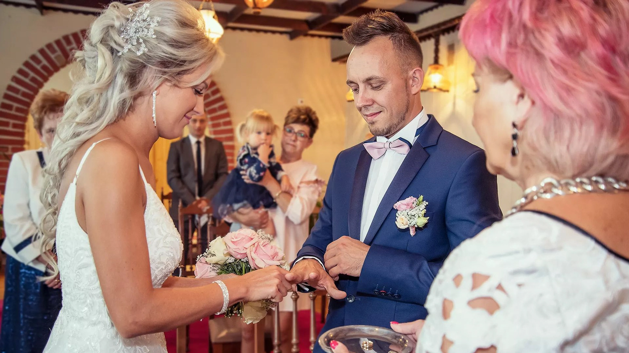 Para młoda podczas ślubu w urzędzie stanu cywilnego