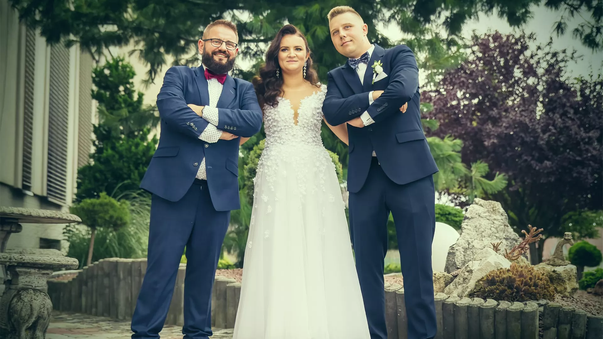 Para młoda podczas zdjęcia z bliską osobą